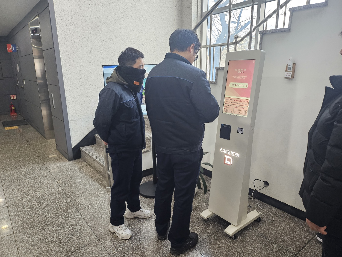 훌루테크 방문용 키오스크 도입